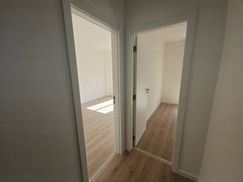 Apartamento T3 totalmente remodelado com Cozinha equipada junto ao Mercado da Damaia