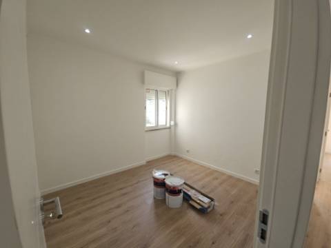 Apartamento T3 totalmente remodelado com Cozinha equipada junto ao Mercado da Damaia