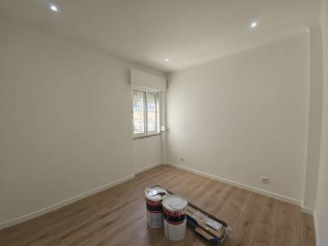 Apartamento T3 totalmente remodelado com Cozinha equipada junto ao Mercado da Damaia