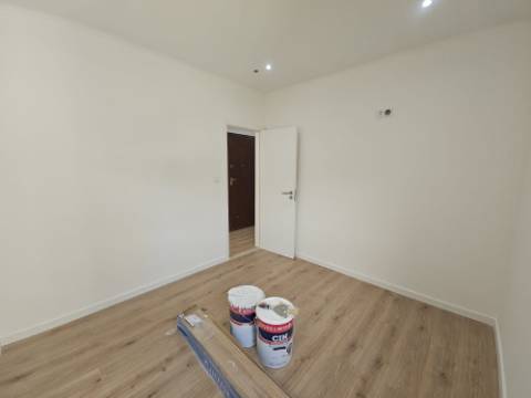 Apartamento T3 totalmente remodelado com Cozinha equipada junto ao Mercado da Damaia