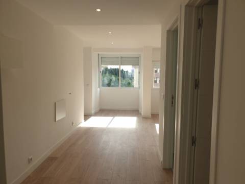 Apartamento T3 totalmente remodelado com Cozinha equipada junto ao Mercado da Damaia