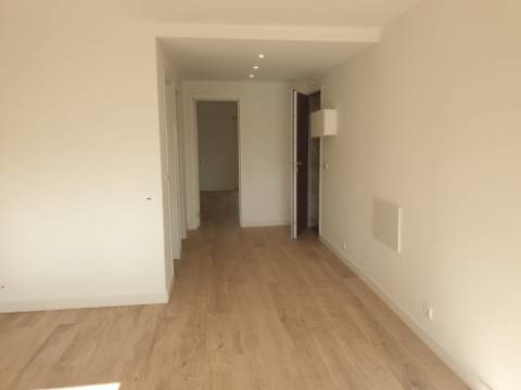 Apartamento T3 totalmente remodelado com Cozinha equipada junto ao Mercado da Damaia