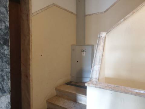 Apartamento T3 totalmente remodelado com Cozinha equipada junto ao Mercado da Damaia