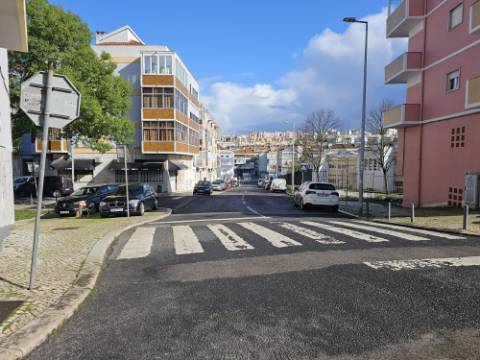 Apartamento T3 totalmente remodelado com Cozinha equipada junto ao Mercado da Damaia