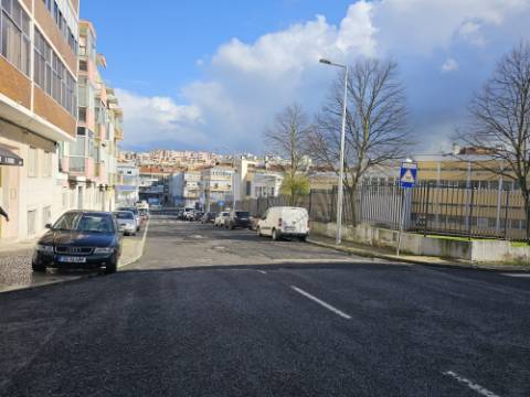 Apartamento T3 totalmente remodelado com Cozinha equipada junto ao Mercado da Damaia