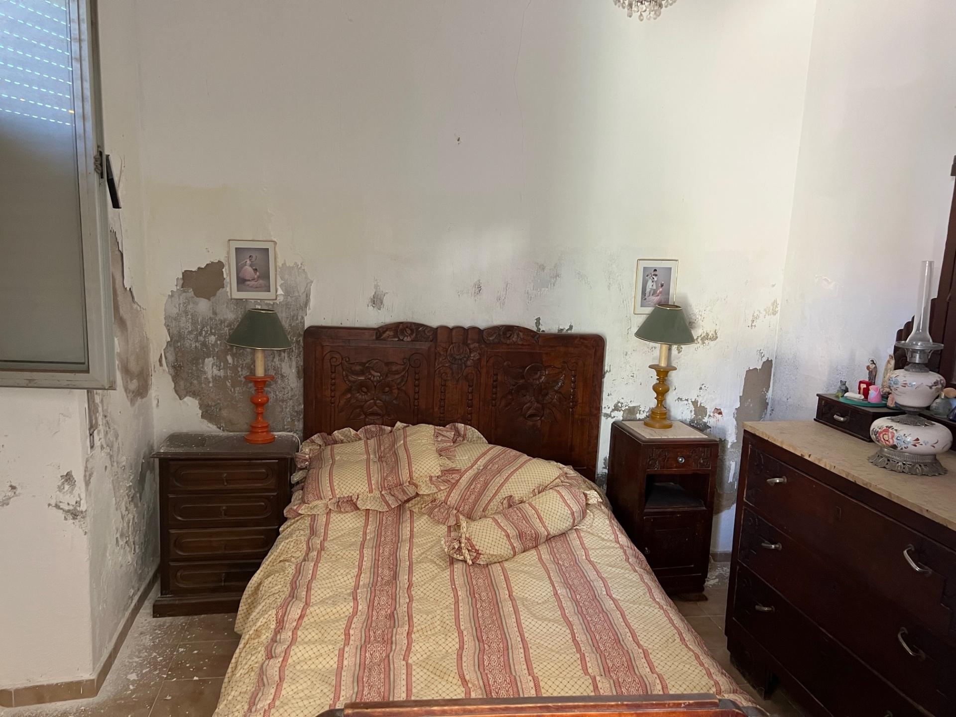 casa terrea para recuperar com logradouro