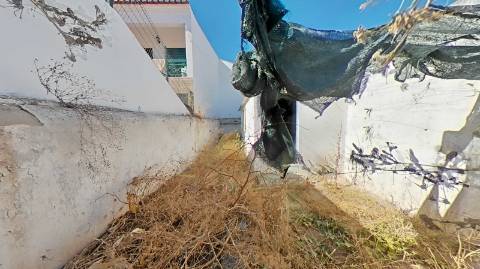 casa terrea para recuperar com logradouro