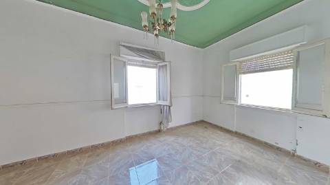 Moradia para renovar com terraço - excelente investimento em Olhão