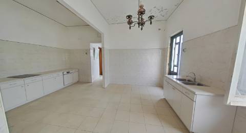 Moradia para renovar com terraço - excelente investimento em Olhão