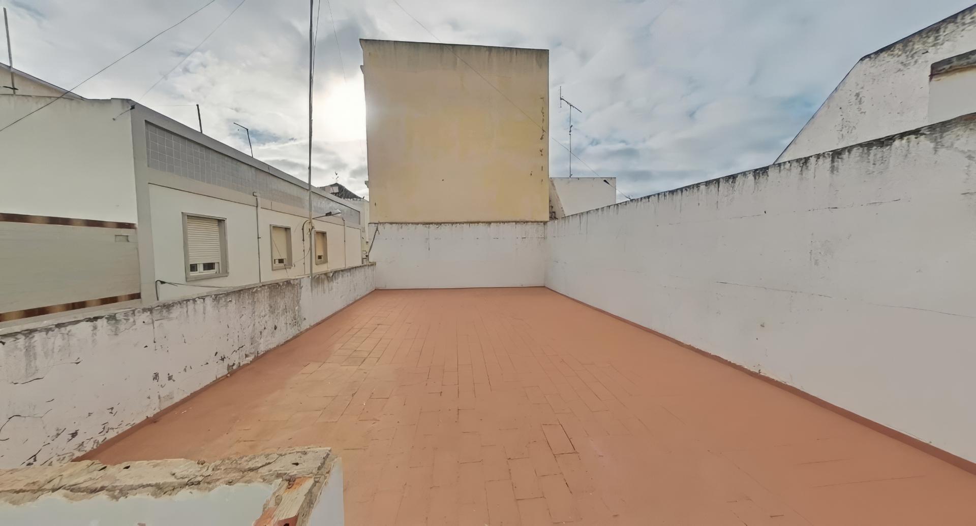 Moradia para renovar com terraço - excelente investimento em Olhão