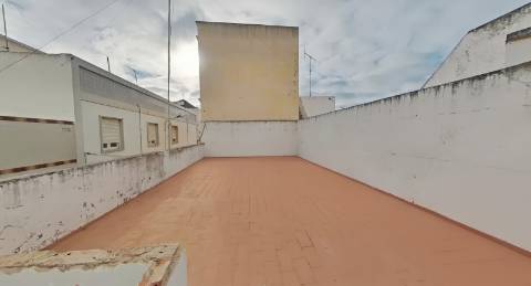 Moradia para renovar com terraço - excelente investimento em Olhão