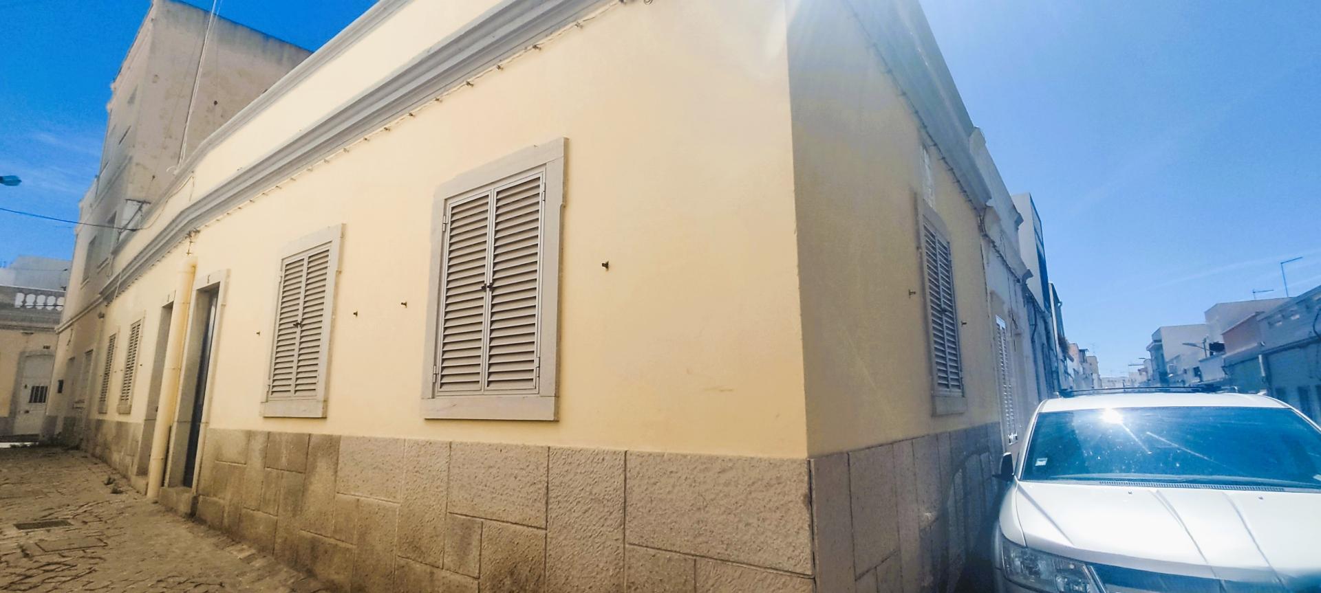 Moradia para renovar com terraço - excelente investimento em Olhão