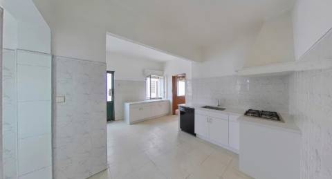 Moradia para renovar com terraço - excelente investimento em Olhão