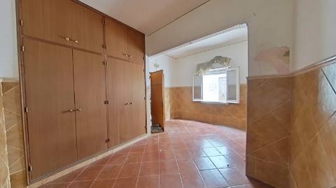 Moradia para renovar com terraço - excelente investimento em Olhão