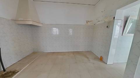 Moradia para renovar com terraço - excelente investimento em Olhão