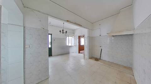 Moradia para renovar com terraço - excelente investimento em Olhão