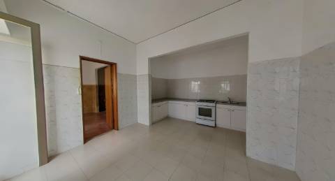 Moradia para renovar com terraço - excelente investimento em Olhão