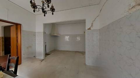 Moradia para renovar com terraço - excelente investimento em Olhão