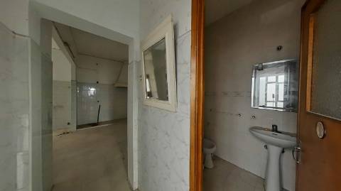 Moradia para renovar com terraço - excelente investimento em Olhão