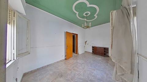 Moradia para renovar com terraço - excelente investimento em Olhão