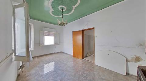 Moradia para renovar com terraço - excelente investimento em Olhão