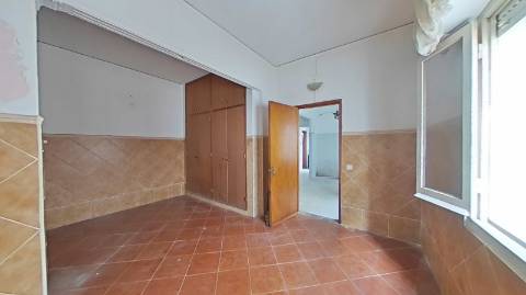 Moradia para renovar com terraço - excelente investimento em Olhão