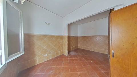 Moradia para renovar com terraço - excelente investimento em Olhão