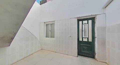 Moradia para renovar com terraço - excelente investimento em Olhão