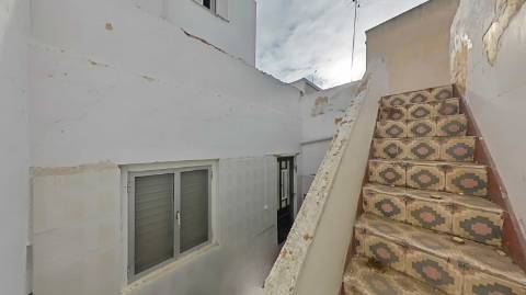 Moradia para renovar com terraço - excelente investimento em Olhão