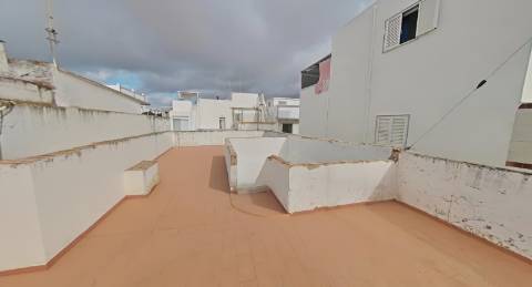 Moradia para renovar com terraço - excelente investimento em Olhão