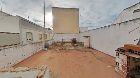Moradia para renovar com terraço - excelente investimento em Olhão