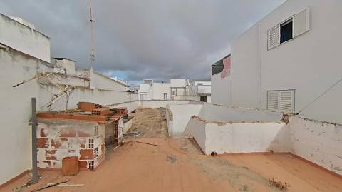 Moradia para renovar com terraço - excelente investimento em Olhão