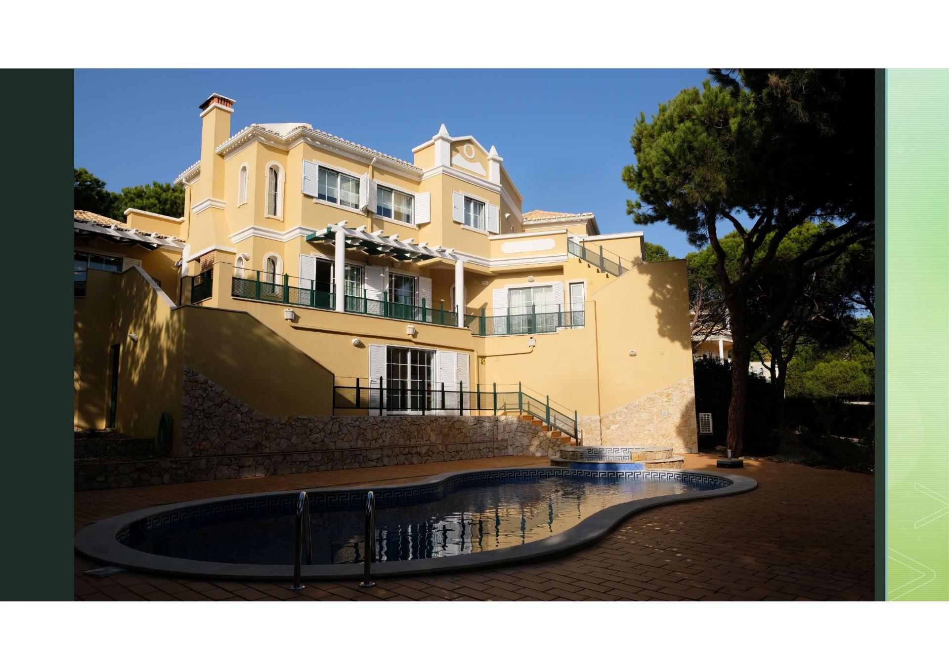 Moradia Isolada com Piscina Privada na Exclusiva Praia Verde