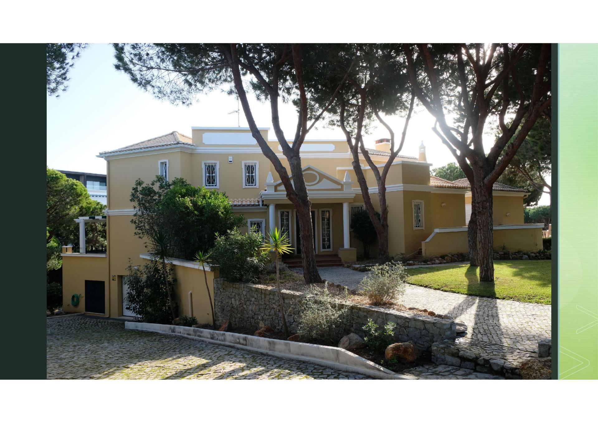 Moradia Isolada com Piscina Privada na Exclusiva Praia Verde