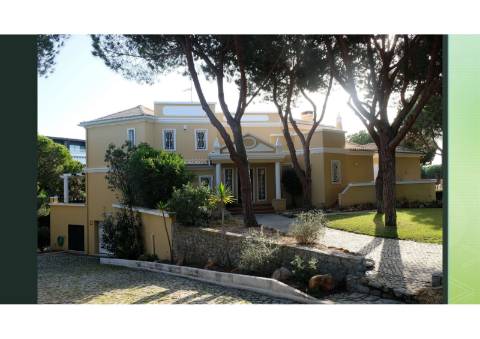 Moradia Isolada com Piscina Privada na Exclusiva Praia Verde