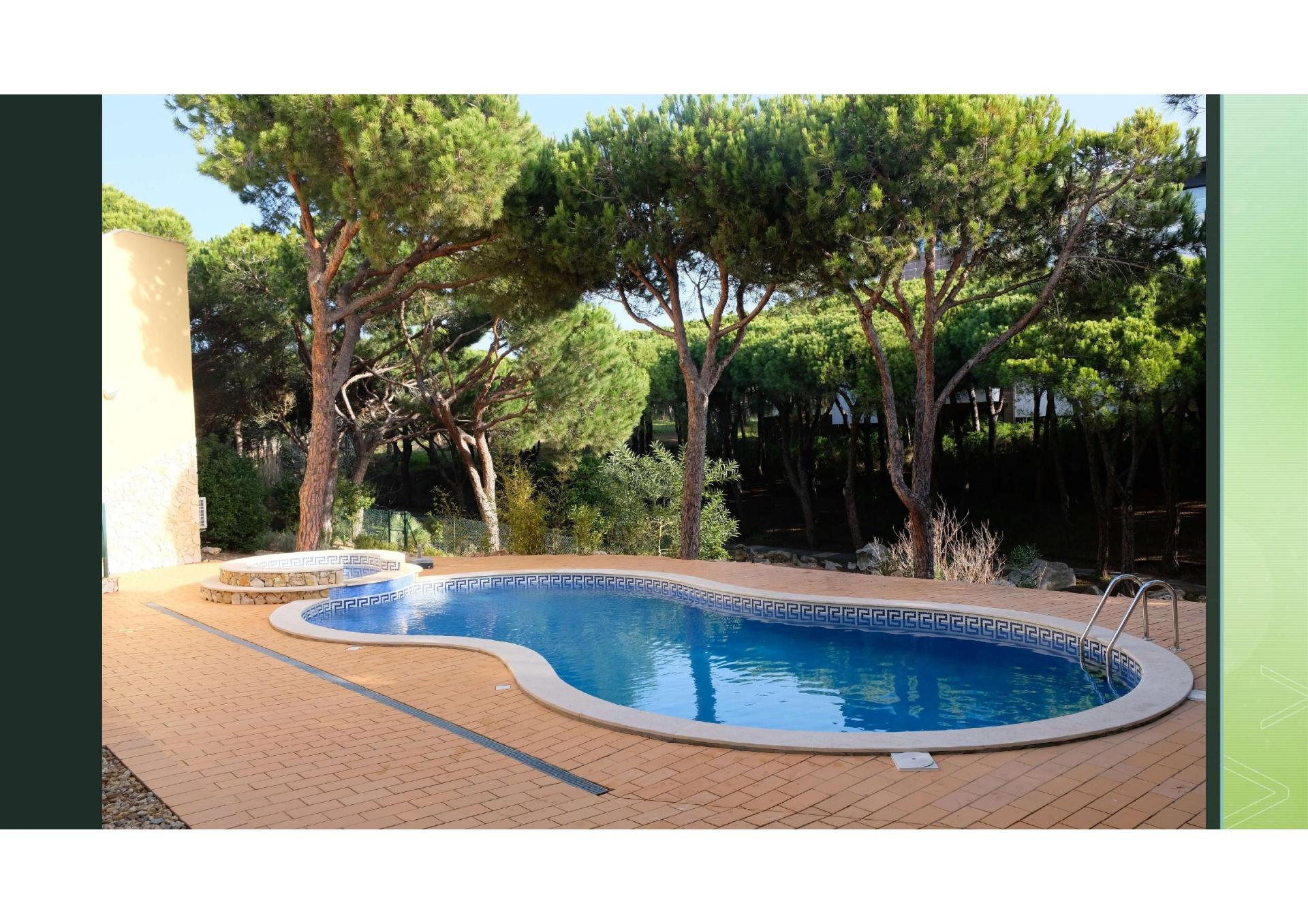 Moradia Isolada com Piscina Privada na Exclusiva Praia Verde