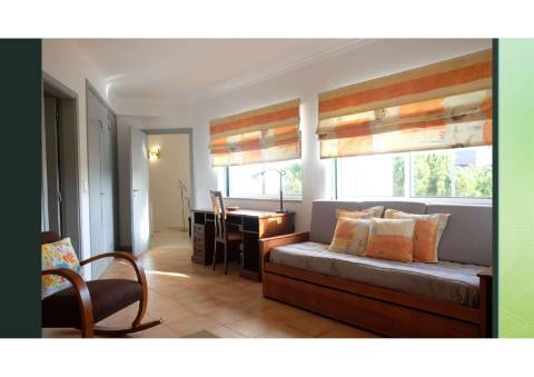 Moradia Isolada com Piscina Privada na Exclusiva Praia Verde