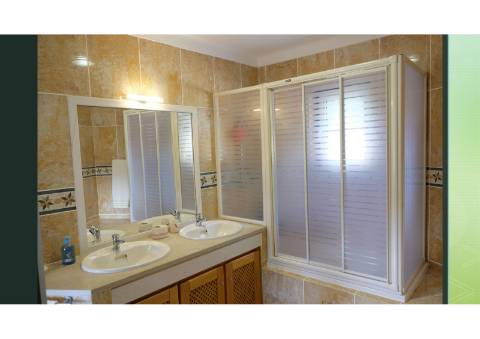 Moradia Isolada com Piscina Privada na Exclusiva Praia Verde