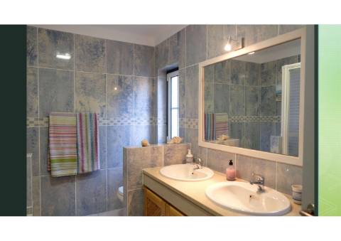 Moradia Isolada com Piscina Privada na Exclusiva Praia Verde