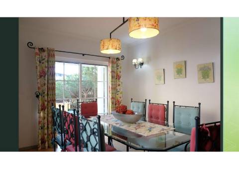 Moradia Isolada com Piscina Privada na Exclusiva Praia Verde