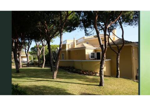 Moradia Isolada com Piscina Privada na Exclusiva Praia Verde