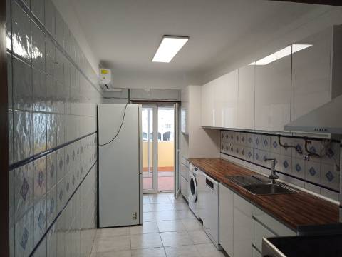 Apartamento T2 mobilado para arrendamento anual no centro Vila Real de Santo António