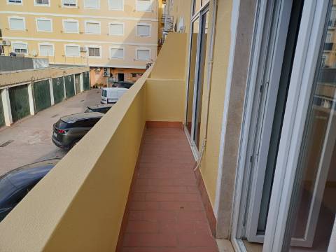 Apartamento T2 mobilado para arrendamento anual no centro Vila Real de Santo António