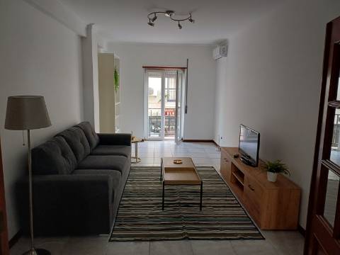 Apartamento T2 mobilado para arrendamento anual no centro Vila Real de Santo António