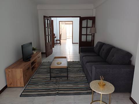Apartamento T2 mobilado para arrendamento anual no centro Vila Real de Santo António