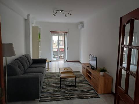 Apartamento T2 mobilado para arrendamento anual no centro Vila Real de Santo António