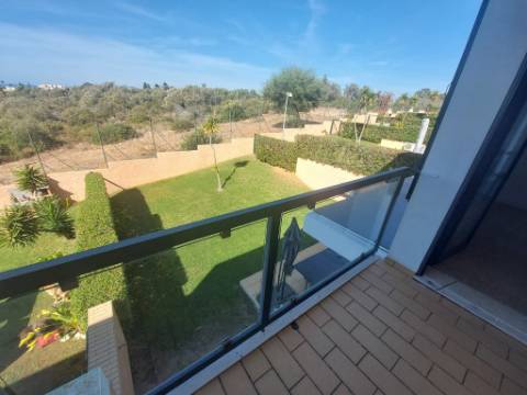 Moradia T3 semi-geminada em condomínio fechado Ocean View