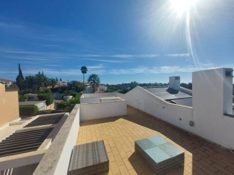 Moradia T3 semi-geminada em condomínio fechado Ocean View