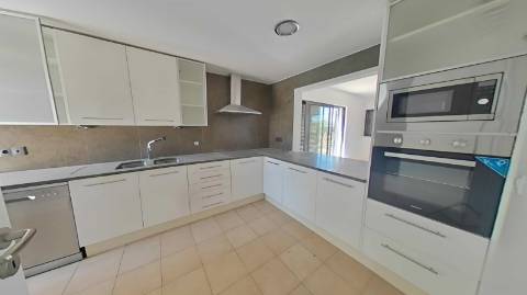 Moradia T3 semi-geminada em condomínio fechado Ocean View