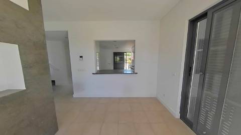 Moradia T3 semi-geminada em condomínio fechado Ocean View